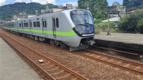 4017次瑞芳發車經由宜蘭線開往樹林的銀綠色微笑號emu900型十輛一編組emu930區間快車，4162次樹林發車經由宜蘭線開往蘇澳的