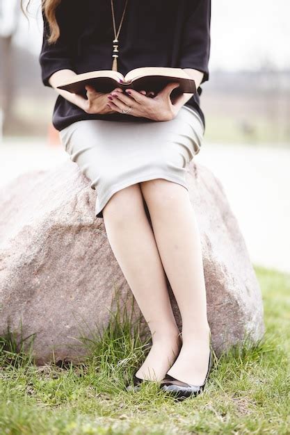 Mujer Vistiendo Una Falda Gris Y Leyendo Un Libro Mientras Est Sentado