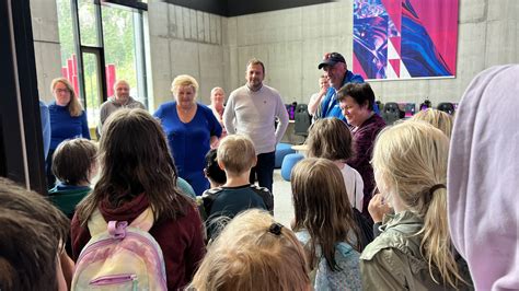 Highfive Med Erna Solberg Sagvåg Skule