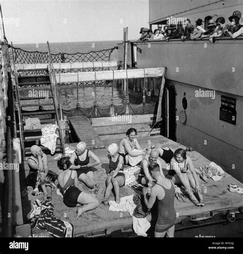 Sonnenbaden Auf Kreuzfahrtschiff Schwarzwei Stockfotos Und Bilder Alamy