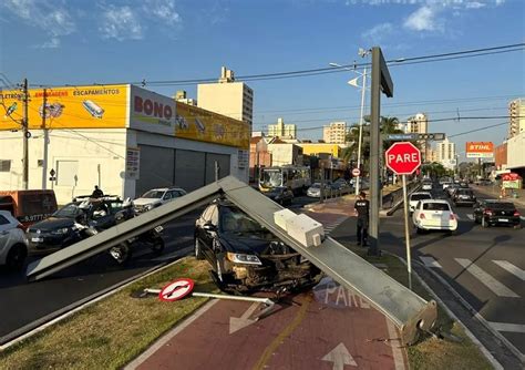 Carro derruba semáforo em avenida de Rio Preto Jornal