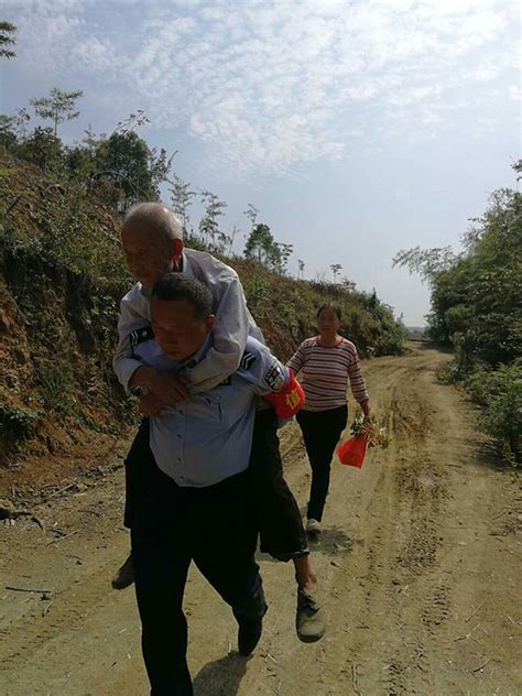 暖闻｜八旬老人中秋夜走失被困山中5日，民警找到接力背下山