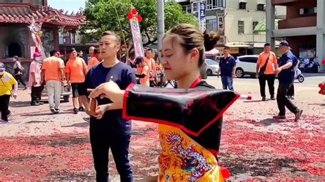 ｜漂亮太子女乩猛力操五寶｜濟公師父超強踩炮 兩位太子女乩踩炮操五寶｜參禮～新營太子宮進香團 Youtube