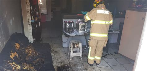 Casa Pega Fogo No Df E Vizinhos Quebram Porta Para Tentar Apagar