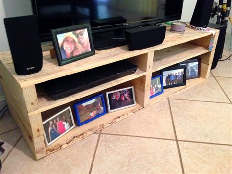 DIY Pallet TV Stand | Simply2B.com