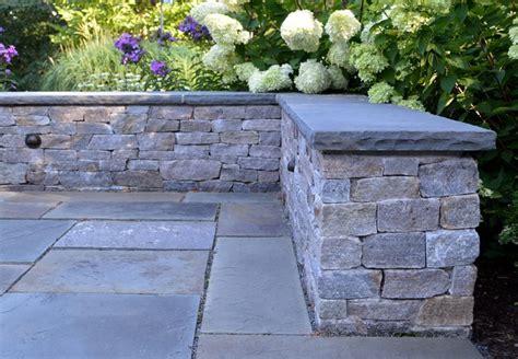 New England Fieldstone Veneer Stone Seat Wall With Bluestone Cap