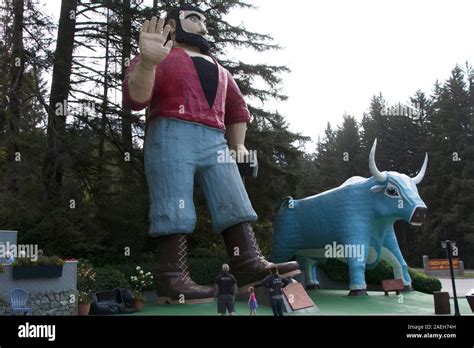 Paul Bunyan And Babe Blue Statues At The Trees Of Mystery Klamath