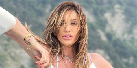 Los espectaculares 55 años de Sabrina la sex symbol italiana que marcó a toda una generación y