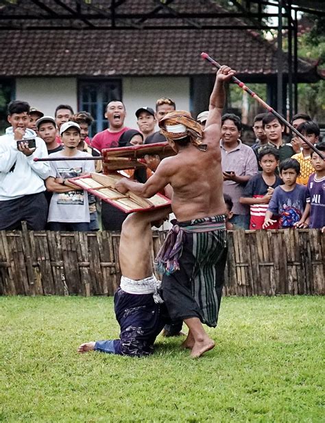 Peresean Tradisi Budaya Dari Suku Sasak Lombok