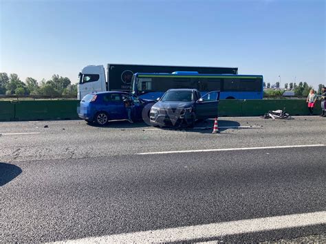 Incidente In Tangenziale Scontro Tra Due Auto E Un Mezzo Pesante Un