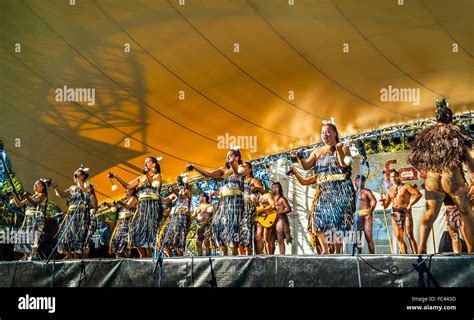 Maori women performing the haka (war dance) at Melbourne Festival, Australia Stock Photo - Alamy