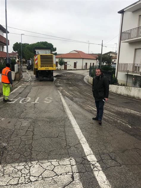 Giulianova Continuano Gli Interventi Di Asfaltatura Su Una Traversa Di