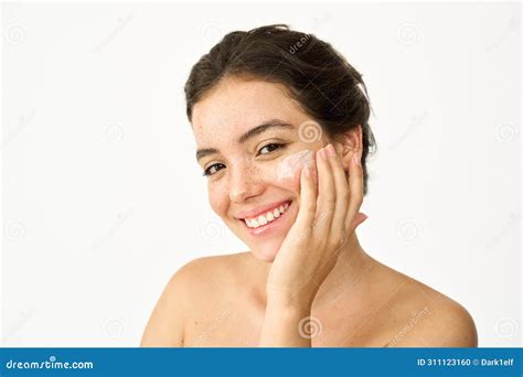Feliz Latina Cara Temblada Aplicando Crema Facial Aislada En Blanco Retrato Foto De Archivo