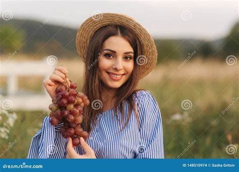 Mostra Bonita Da Mulher Gravida E Para Comer Uvas Vermelhas Alimento