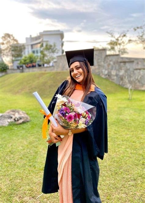 Shanudri Priyasad Graduation Poses Graduation Photography Poses