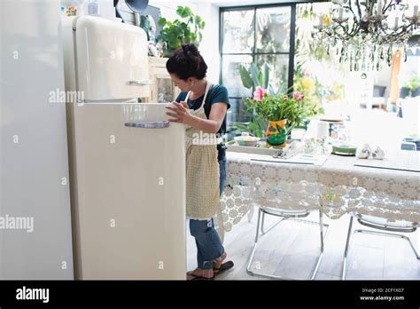 Femme Mature Debout Dans La Cuisine Banque De Photographies Et Dimages