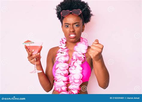 Joven Afroamericana Con Bikini Y La Hawaiana Lei Sosteniendo Cóctel Molesta Y Frustrada Gritando
