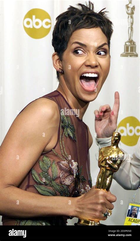 Halle berry oscar (2002) hi-res stock photography and images - Alamy