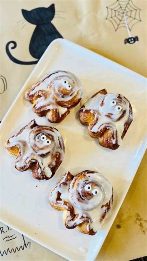 Lets Make Spooky Cinnamon Rolls For Halloween 👻