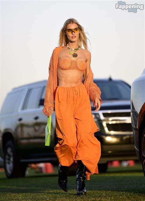 Joy Corrigan Flaunts Her Sexy Tits With Pasties At The Coachella