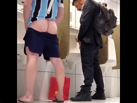 SEGURANÇA FUDEU O NOVINHO DOTADO NO BANHEIRÃO DO SHOPPING EM FLORIANÓPOLIS XVIDEOS