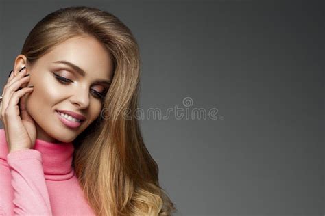 Herrliche Blonde Langhaarige Frau Mit Perfekter Haut Und Make Up Stockfoto Bild Von Studio
