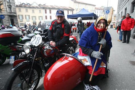 La Befana Sulla Scopa E Anche Con La Moto