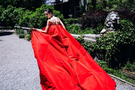 В Таллинне появилась одежда люксового бренда Carolina Herrera