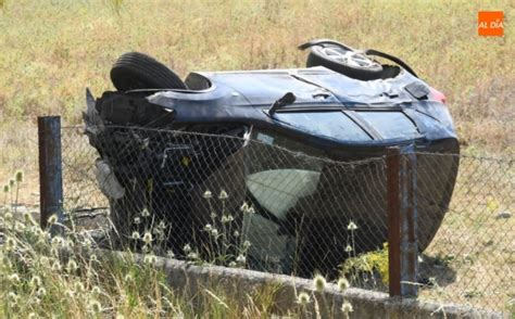 Vuelca un vehículo en la carretera de Cáceres tras perder el control y