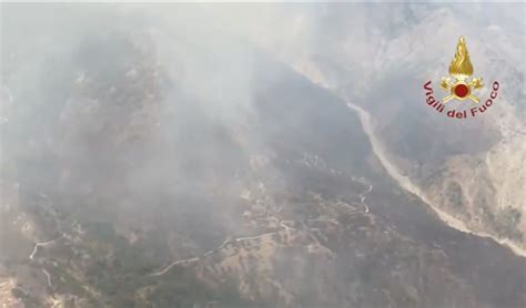 Incendi In Calabria Isolato Il Santuario Di Polsi Circondato Dalla