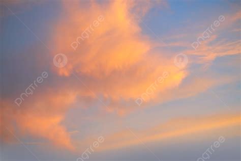 Latar Belakang Langit Matahari Terbenam Dengan Awan Emas Jingga Dengan