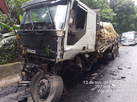 Carreta Bate Na Traseira De Micro Nibus Na Rodovia Anchieta