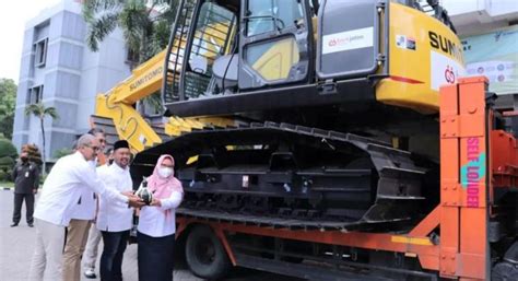 10 Ekskavator 1 Unit Bantuan Bank Jatim 2022 DPUTR Gresik Targetkan