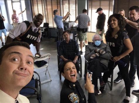 b99 cast on the sets ... with Bernie Sanders. | Elenco de brooklyn 99 ...