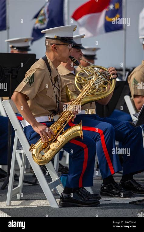 Les Marines des États Unis avec le 1er Marine Division Band jouent lors