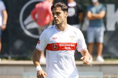 Neuzugang Des Vfb Stuttgart Konstantinos Mavropanos Hofft Auf