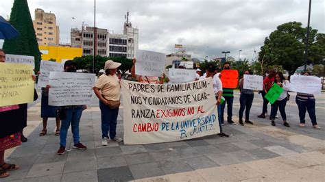 Alumnos y padres de familia de la Universidad Benito Juárez del