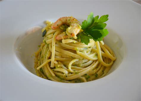 PASTA ZUCCHINE GAMBERETTI E SCORZA DI LIMONE