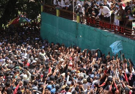 Hadiri Tradisi Ya Qowiyyu Ganjar Bagi Ton Kue Apem Untuk Ribuan