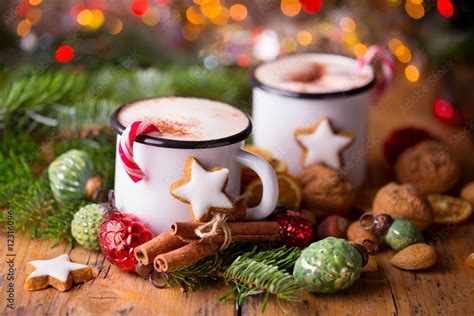 Duftende heiße Schokolade und süße Plätzchen zu Weihnachten Stock Photo