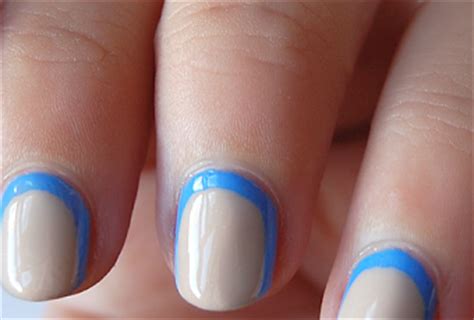 Nail art de Famosas Uñas nude enmarcadas en azul de Zosia Mamet en los Emmy s 2013 Paperblog