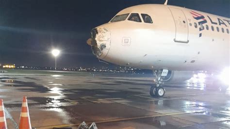 Un avión de Latam Airlines pierde la nariz y un motor al atravesar una