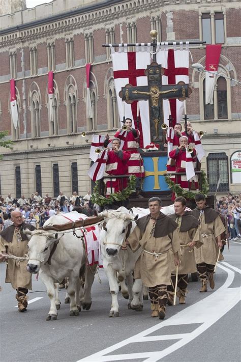 File Il Carroccio Durante La Sfilata Del Palio Di Legnano 2015