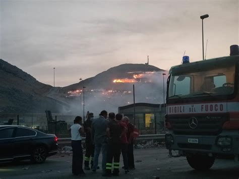 Sicilia Nella Morsa Del Fuoco A Palermo Brucia Discarica Di Bellolampo