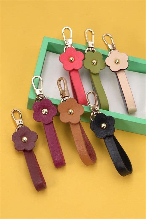 Leather Daisy Keychains In 2024 Leather Flowers Diy Leather Projects Handmade Leather Jewelry