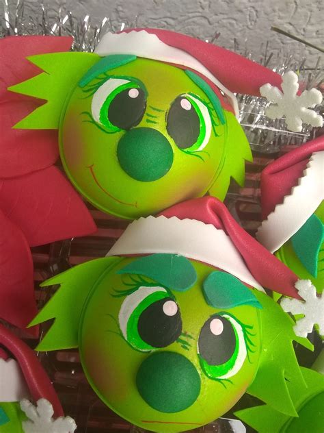 Fofuesferas grinch Manualidades Artesanías navideñas Plumas