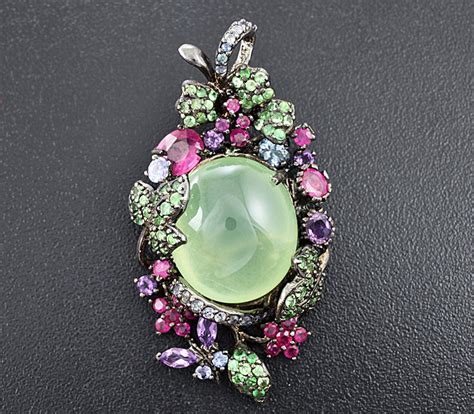 Серебряная брошь/кулон с пренитом, рубинами, синими сапфирами ...