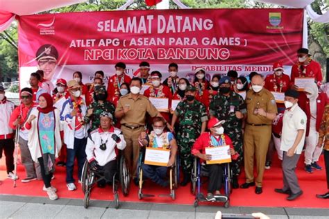 bawa pulang  emas atlet paralimpik kota bandung disambut hangat
