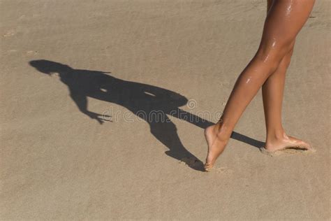 Mujer Alegre Hermosa En Bikini En De La Playa Fondo Soleado Al Aire Libre Foto De Archivo