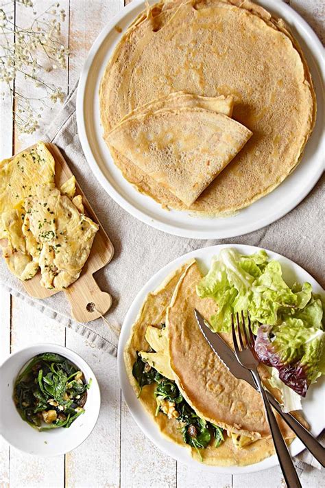 Crepês de espelta integral rellenos de pollo y espinacas con pasas y